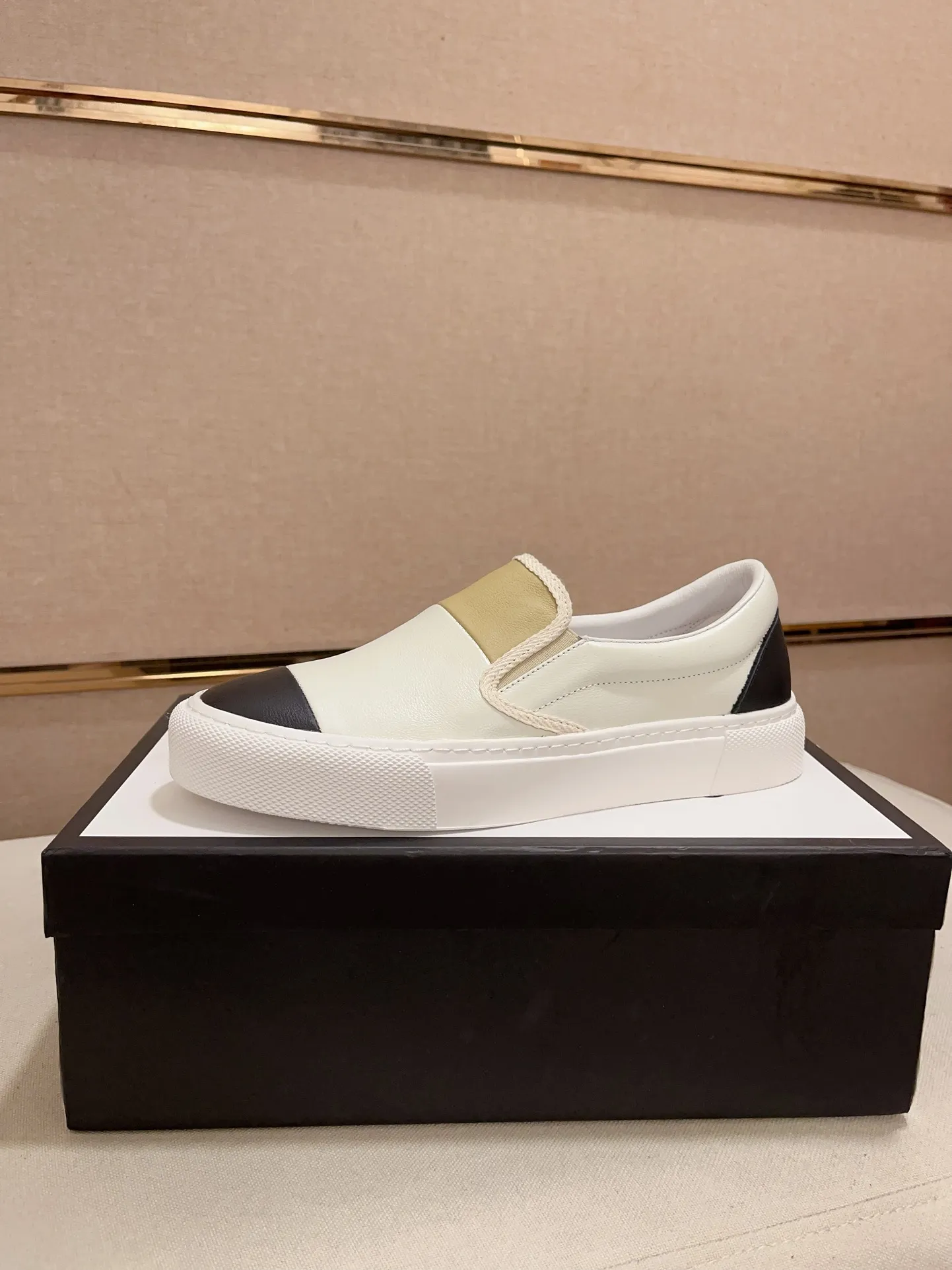 Men's shoes💰 440💰The new GUCCI (Gucci) counters are launched simultaneously. The new men's shoes, 😘fabrics are selected from imported cowhide, and the lining is sheepskin lining. 👍🏿 High-end ☄️ air-cushion molded anti-slip rubber outsole, exquisite lines, simple and elegant, comfortable and high-end for leisure travel. Code number: 38 to 44 (45 can be customized and cannot be returned or exchanged)